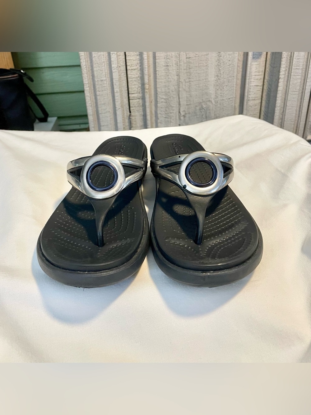 CROCS Sanrah Wedge - Silver Ring/Comfort/Flip~Flop - Women’s Sz 8 - Black/Silver - Picture 2 of 10
